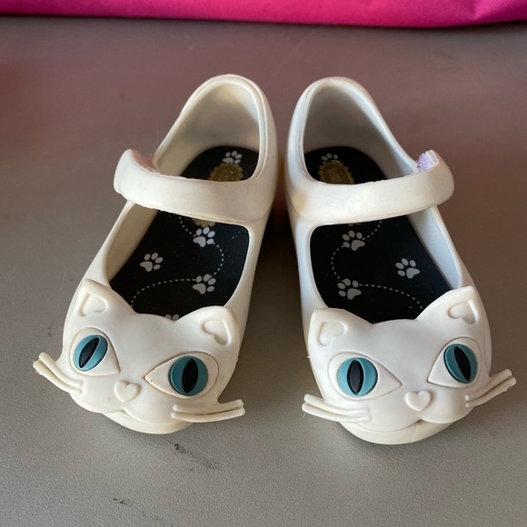 Mini Melissa white cats (hard to find) - Picture 2 of 3